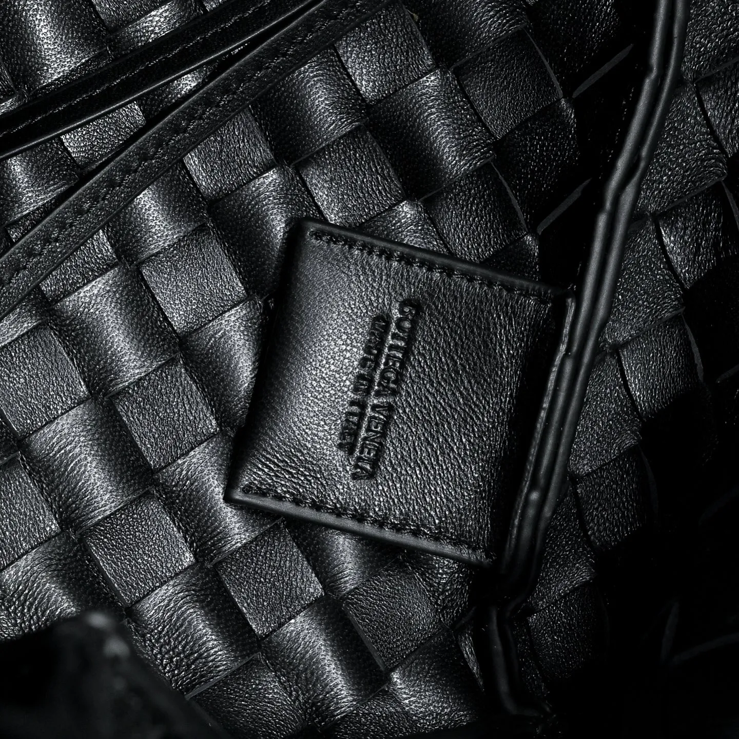 Batch 2160 new products are coming! BOTTEGA VENETA Bottega Veneta's 2025 new Campana shoulder bag is on the market~ First of all, I would like to praise the weight of this bag. As a not too small bag, it is very light for daily use. For people like me who need to carry a lot of belongings when going out, this advantage is great, and it greatly reduces the burden of traveling. 🛍️The shape is a bit like a combination of parachute and jodie. The blunt triangle shape is cute and honest. Carrying it on your back when going shopping is a good mood accelerator. The handles and body of the bag are both classic weaves. A tie is added to the original open design. If it is not tied up, the bag will look like a small vegetable basket when carried. Style number: 4249 Size: 33*20*16.5cm